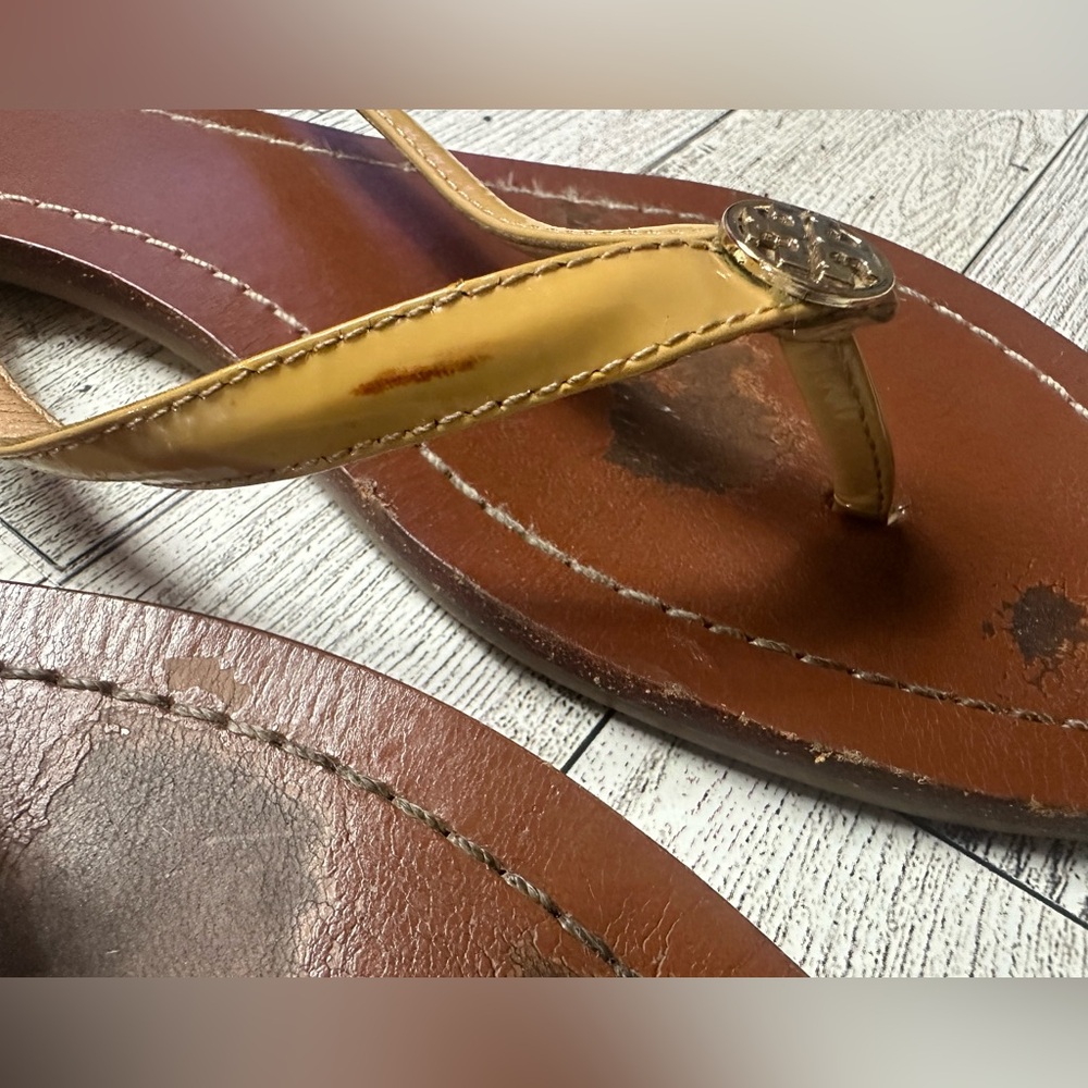 Tory Burch Terra Thong Sandals Size 9M Thing Strap Gold Logo - Picture 5 of 9